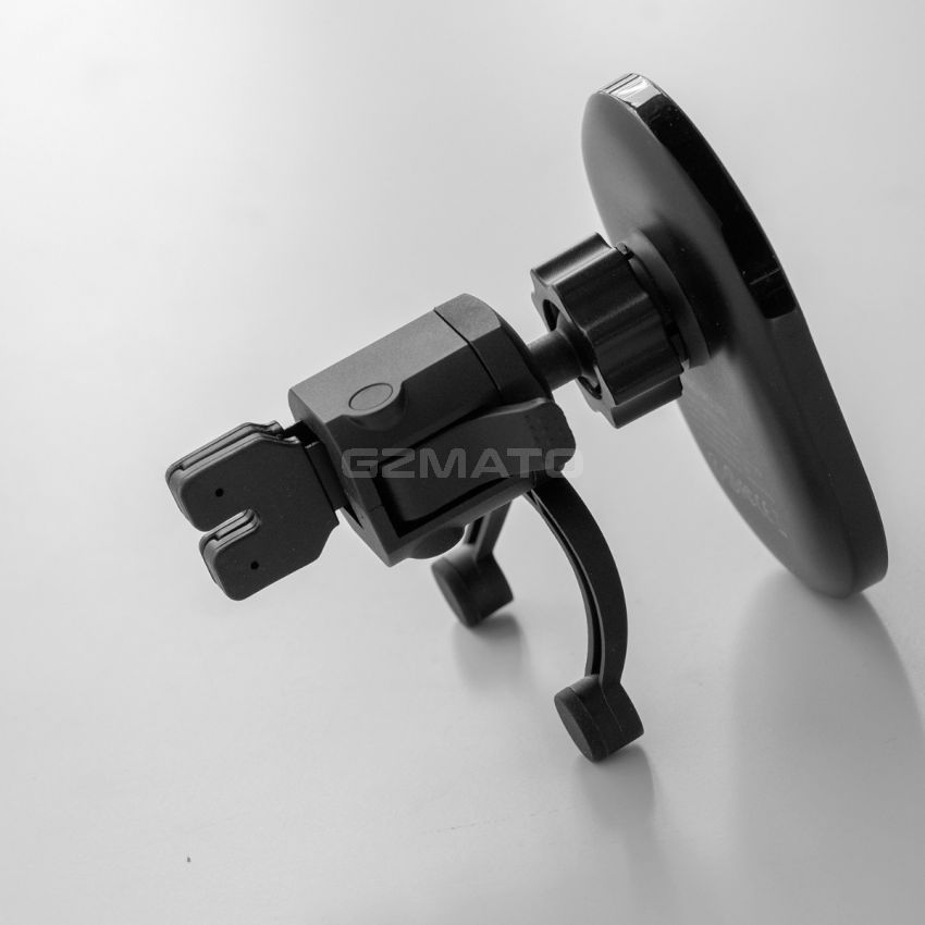 MOMAX Q. Mag Mount Magnetic Wireless Charging Car Mount CM17