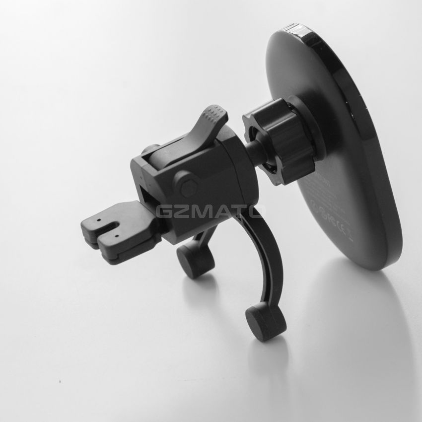 MOMAX Q. Mag Mount Magnetic Wireless Charging Car Mount CM17