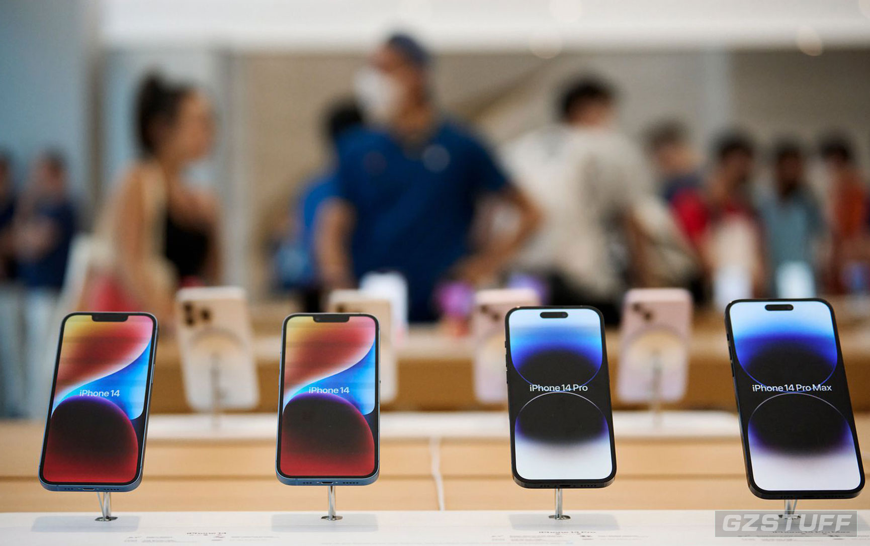 Most iPhone buyers don’t actually make their purchases from Apple directly, data shows