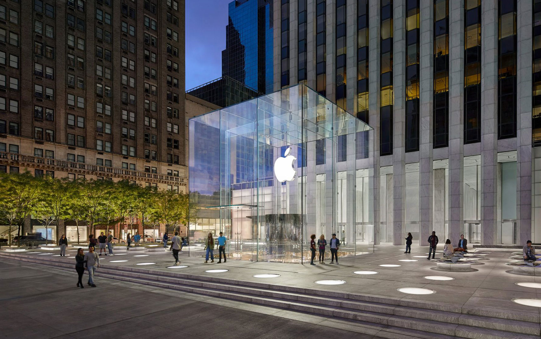 Apple is being sued for not paying employees to the letter of the law in New York