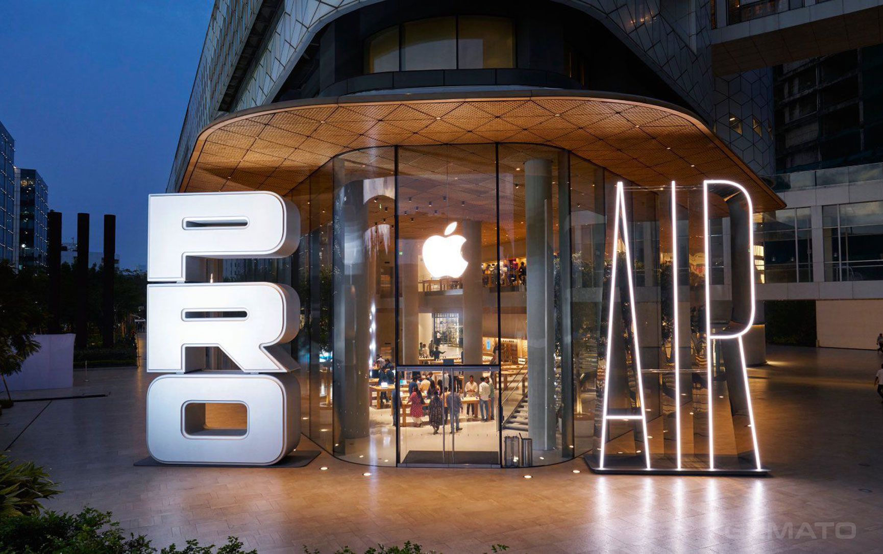 Apple's New iPhone Lineup Launches, Physical Stores See Queues