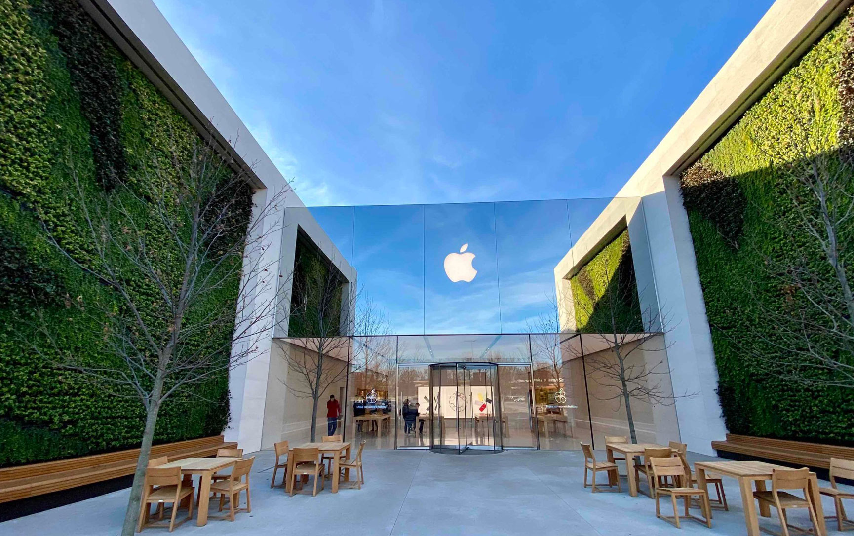 Apple narrowly beats estimates, reports record Q3 2022 revenue
