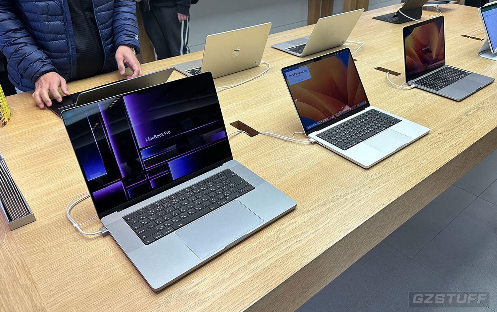Mac shipments fell 22% in the holiday quarter, but PC brands worse hit