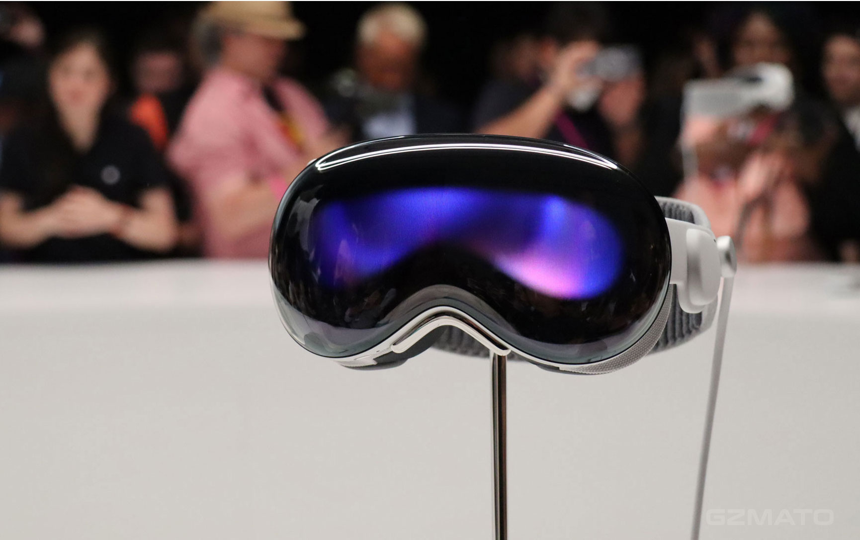Apple Vision Pro Sequel Canceled: Roadmap Shifts to AI Glasses