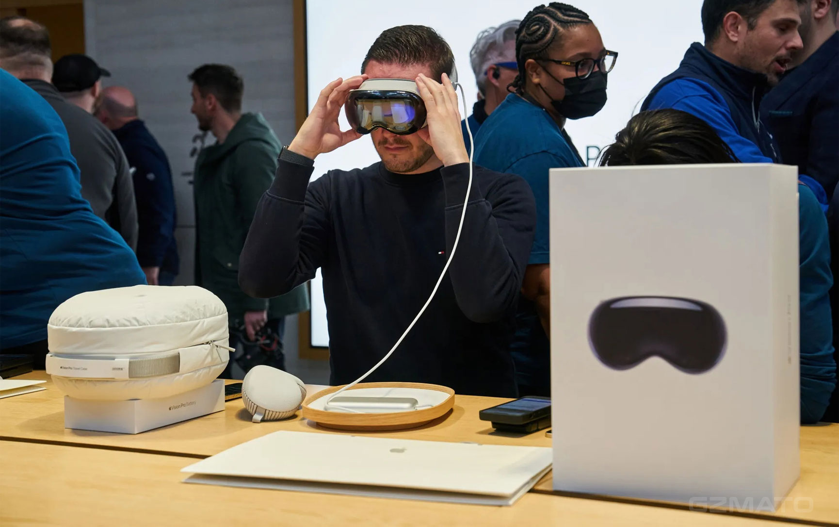 Apple Gives Up on Vision Pro After M5 Flop: Pivots to AI Smart Glasses