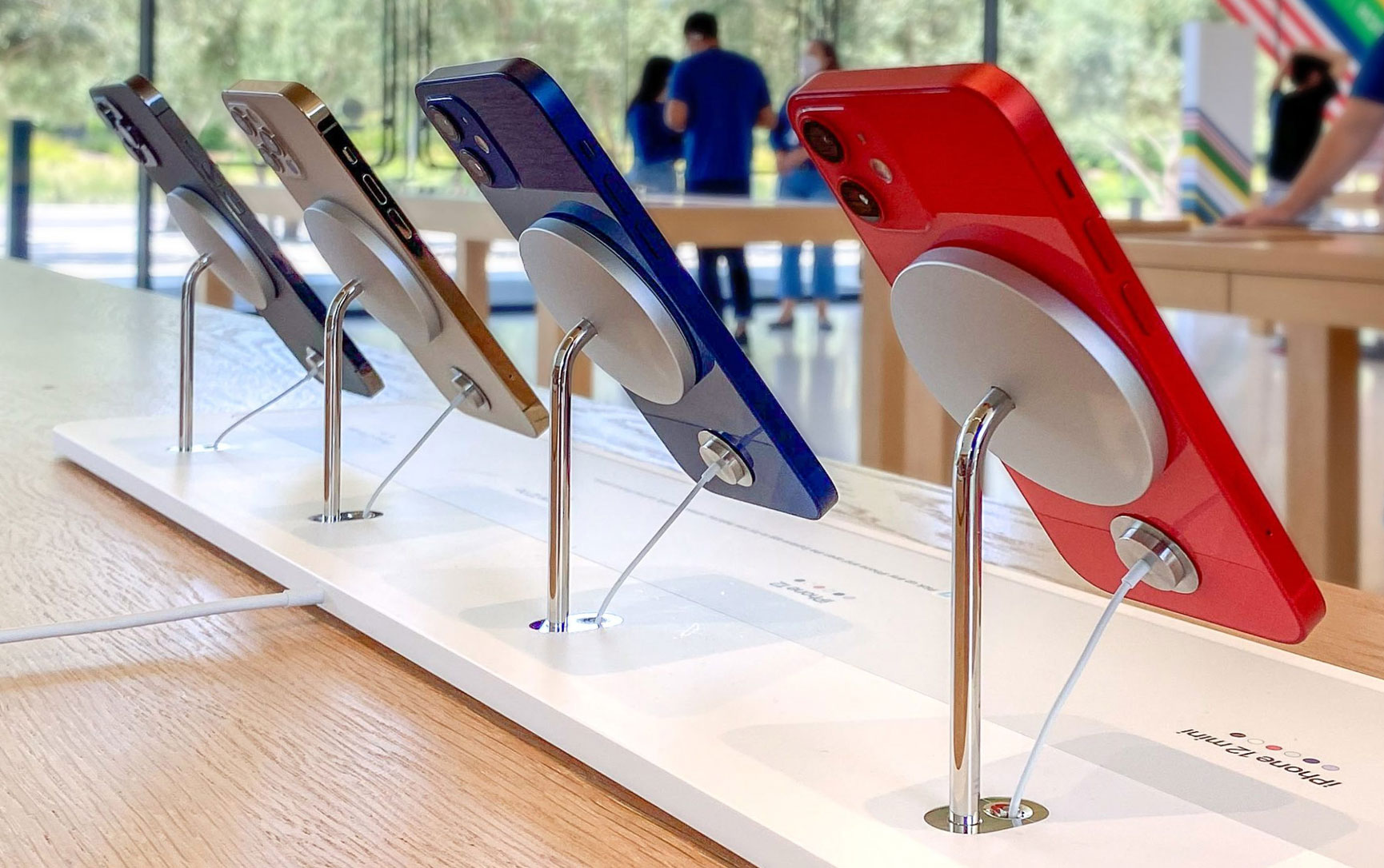 Apple Stores float new portless MagSafe dock design