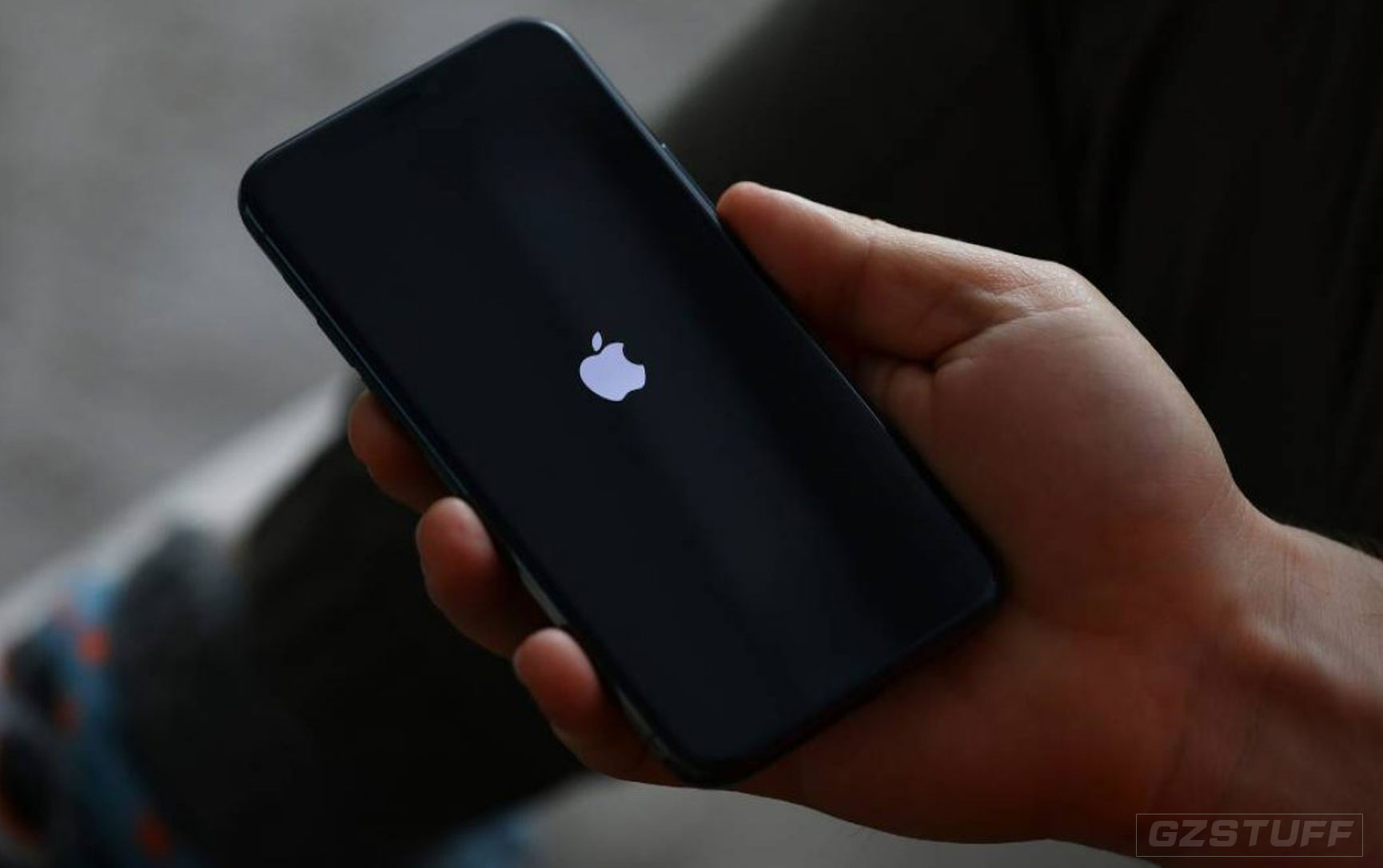 How to Fix If You Get Stuck on The Apple Logo During iPhone 15 Setup via iOS 17 Upgrade.