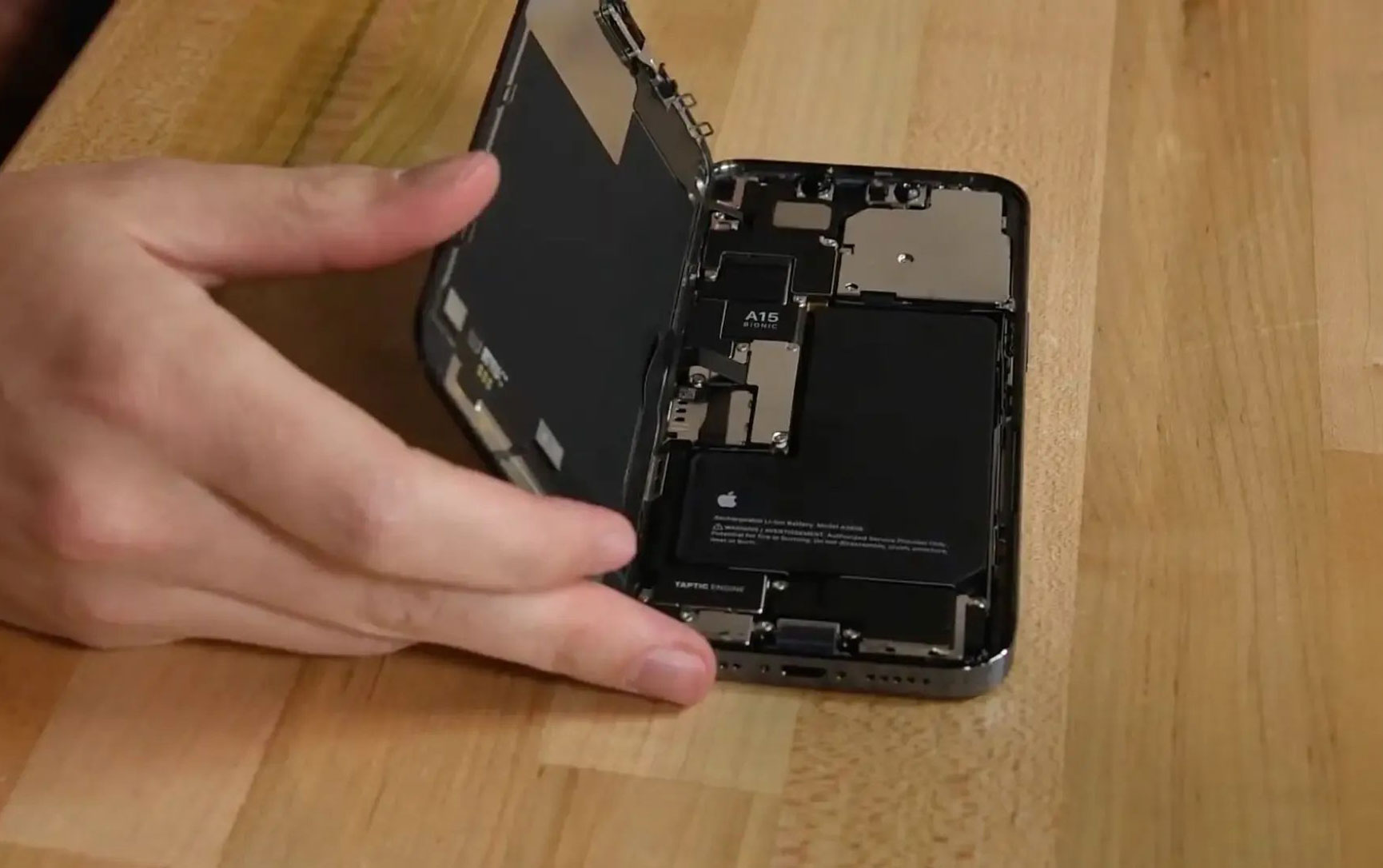 Bloomberg Apple warns suppliers about diminishing iPhone 13 demand due to wait times during chip shortage